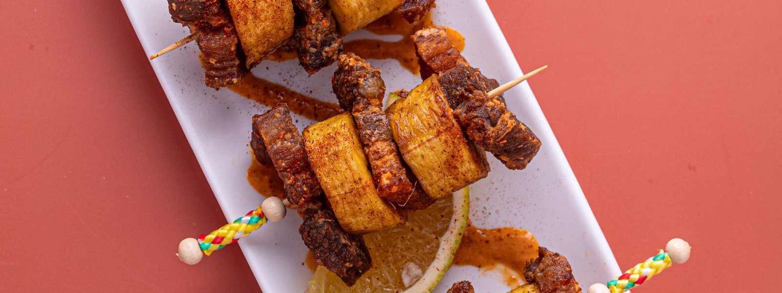Brochettes apéritives griot et bananes frites