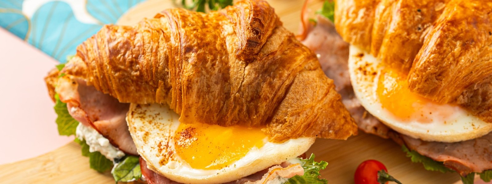 Croissants garnis oeufs et bacon