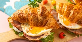 Croissants garnis oeufs et bacon